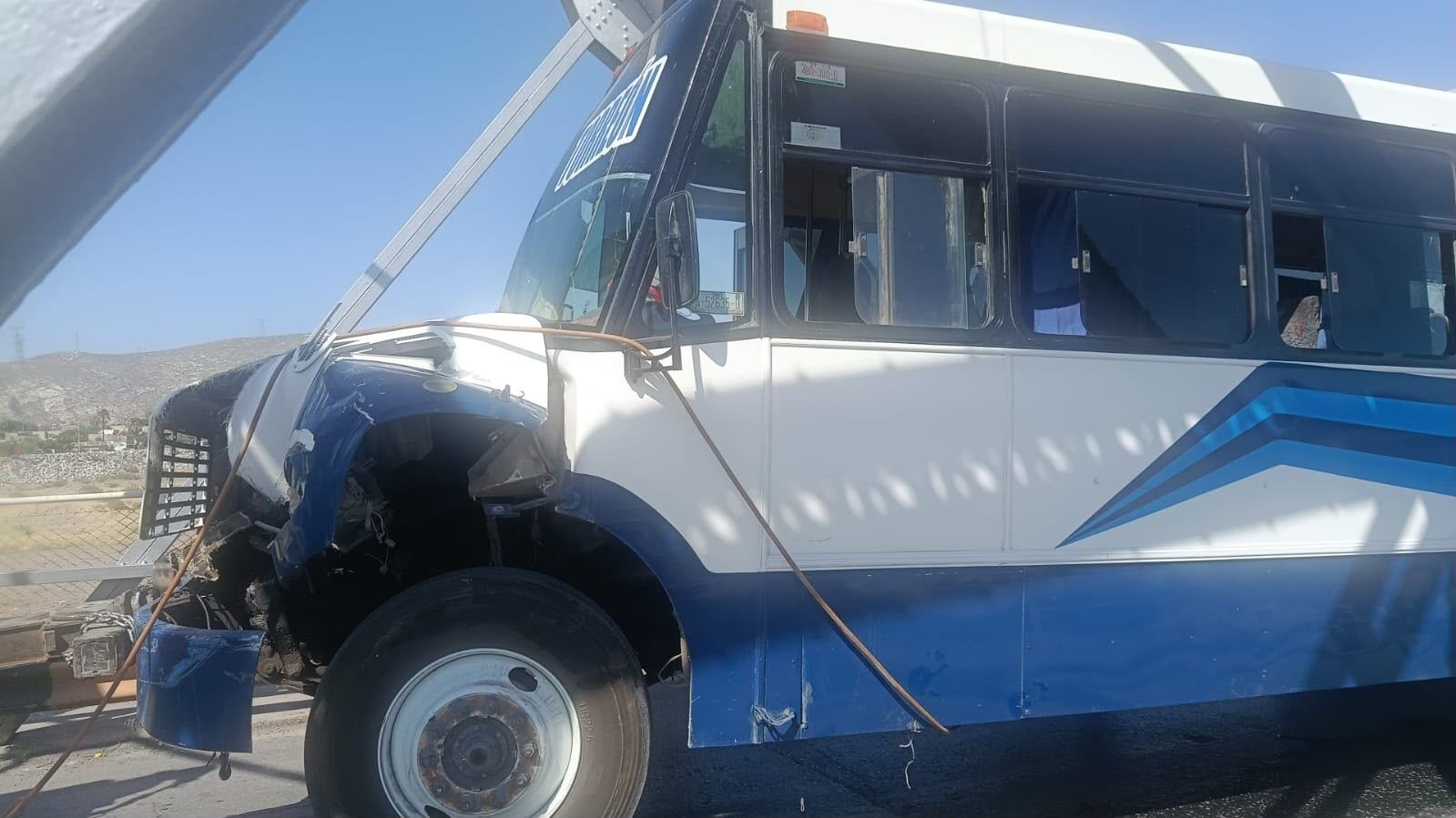 Autobús se queda sin frenos y choca contra camioneta en Puente Plateado; hay un lesionado