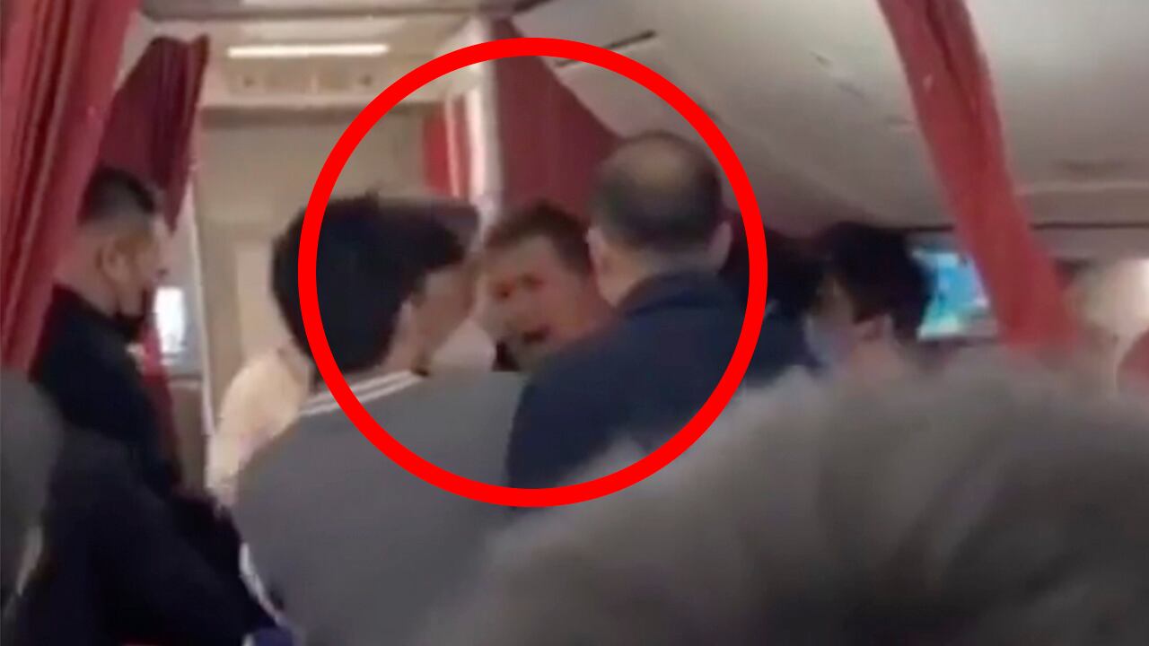 Pasajero intenta abrir la puerta del avión tras asegurar que estaba atrapado en un bucle de tiempo | VIDEO