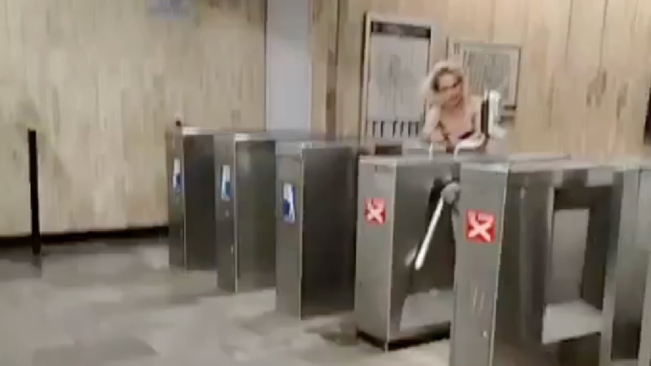 Captan a persona golpeándose a sí misma contra torniquetes del Metro | VIDEO