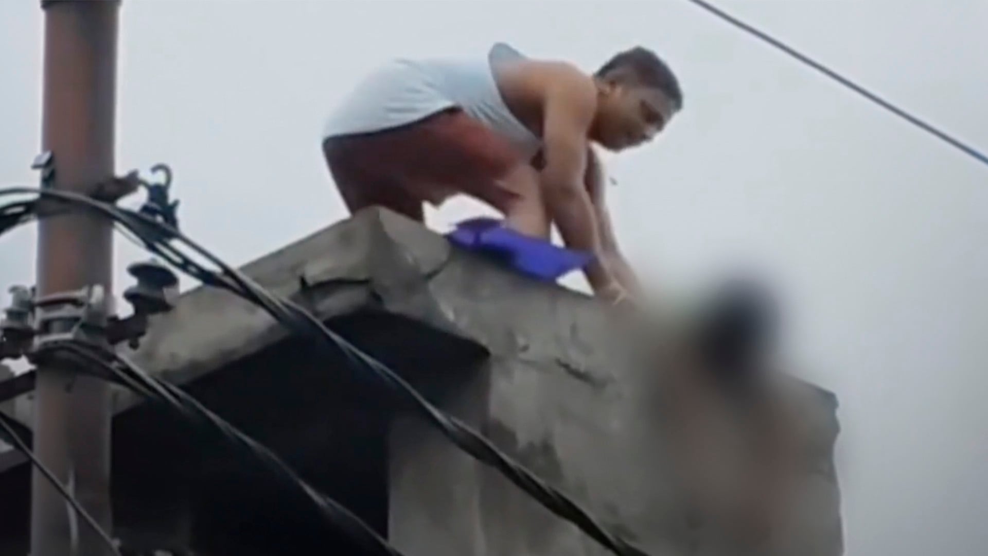Niño de 12 años muere electrocutado al intentar recuperar su cometa atorada en cables de luz | VIDEO