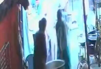 Mujer cae por accidente en olla con comida hirviendo durante festival | VIDEO
