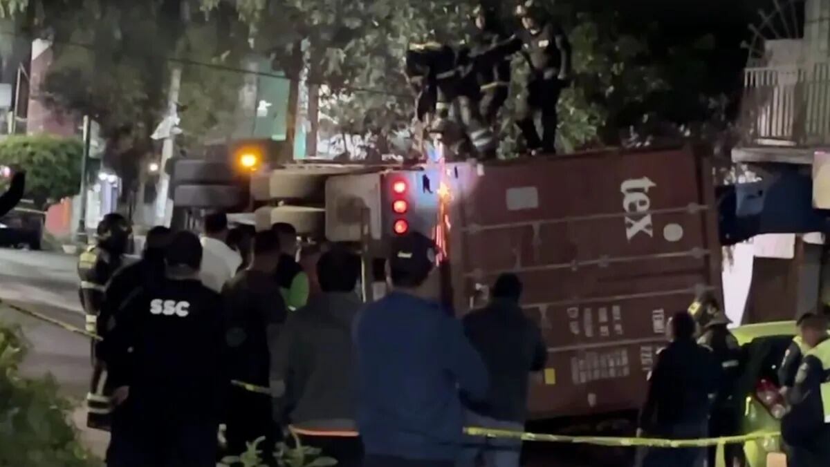 Tráiler con 20 toneladas de porcelana vuelca y aplasta auto