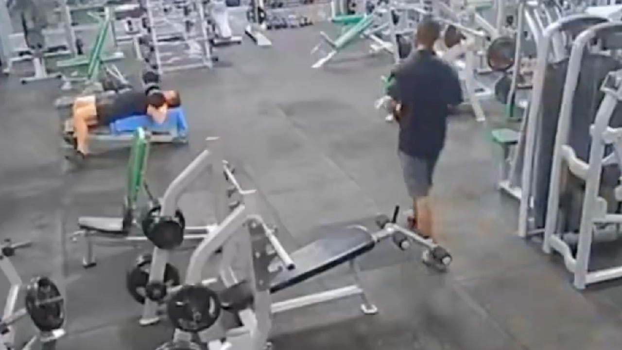 Sujeto dejó caer pesa de 20 kg en la cara de otro en el gimnasio | VIDEO