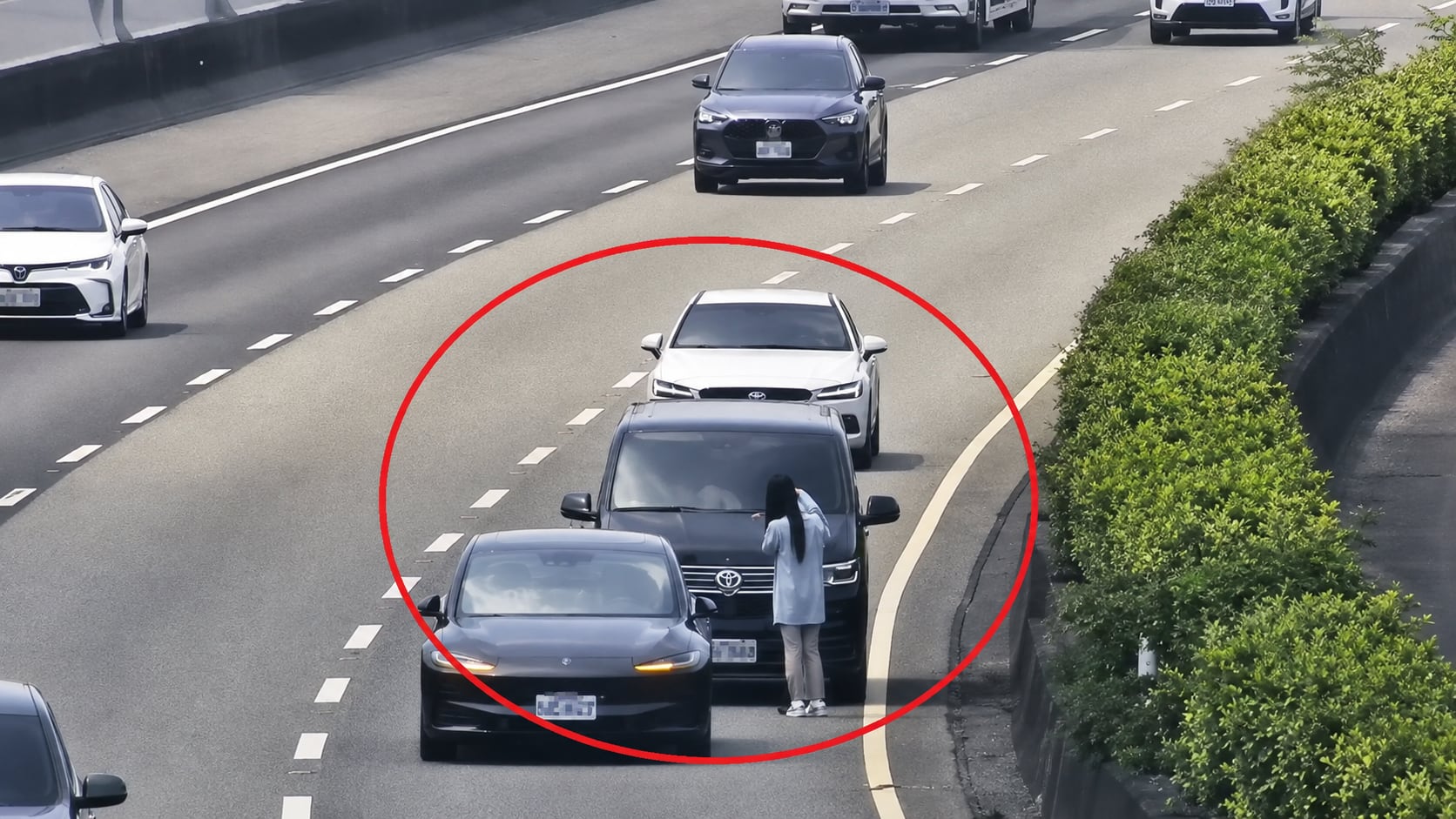 VIDEO | Tres personas mueren al ser embestidas tras un choque previo en autopista