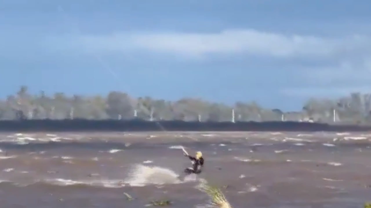 Hombre muere en kitesurf mientras su novia lo grababa | VIDEO