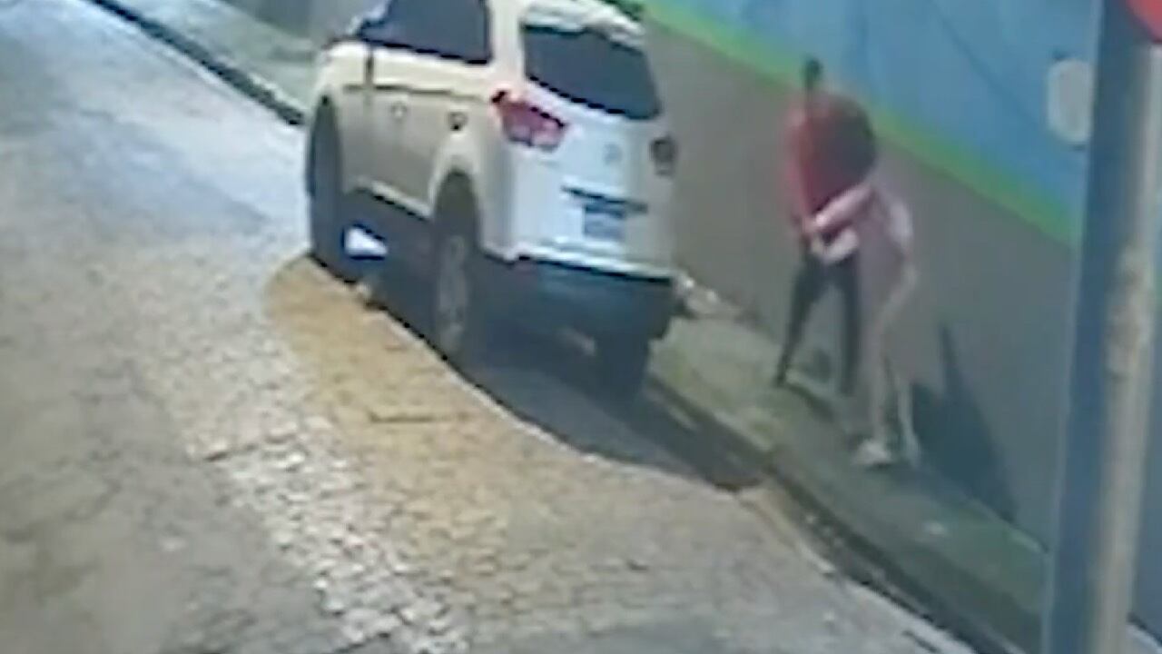 Hombre muere tras ser apuñalado por una mujer en la calle | VIDEO