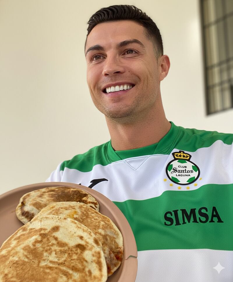 Cristiano Ronaldo comiendo gorditas laguneras.