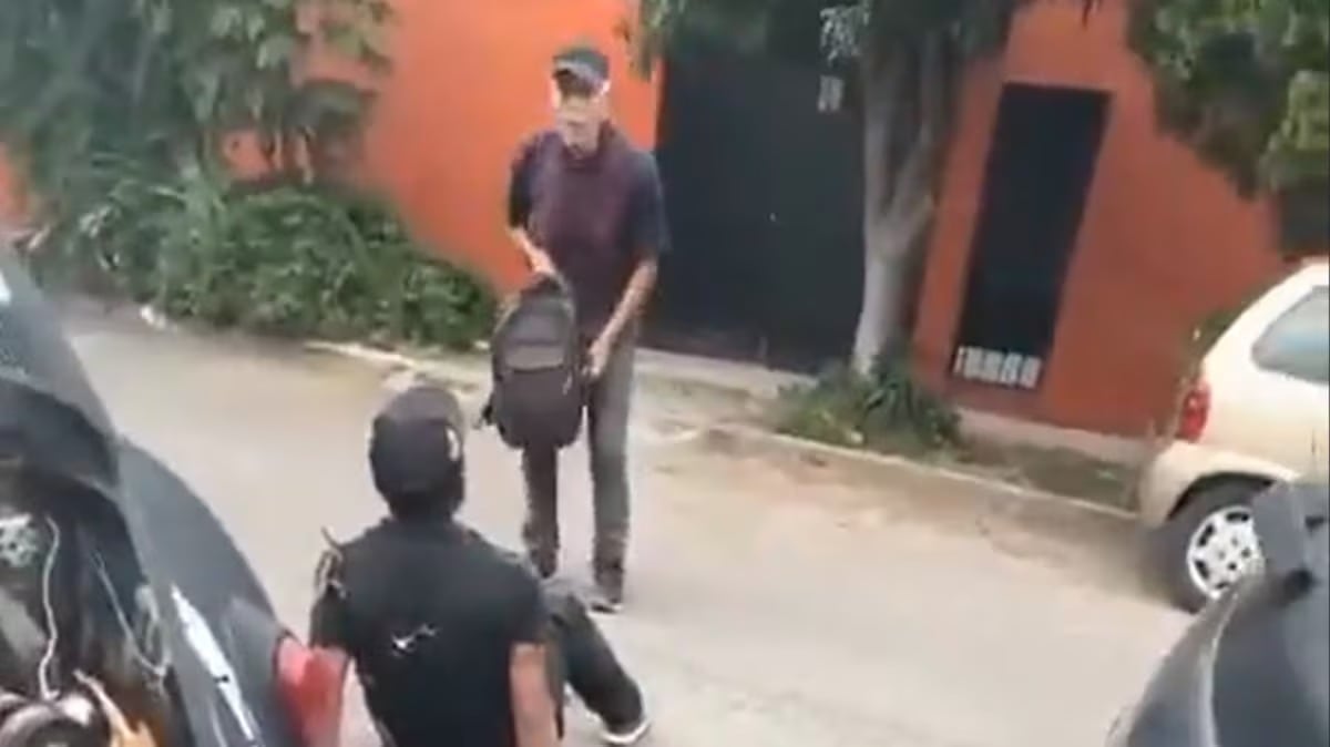VIDEO | Adulto mayor se enfrenta a joven durante riña