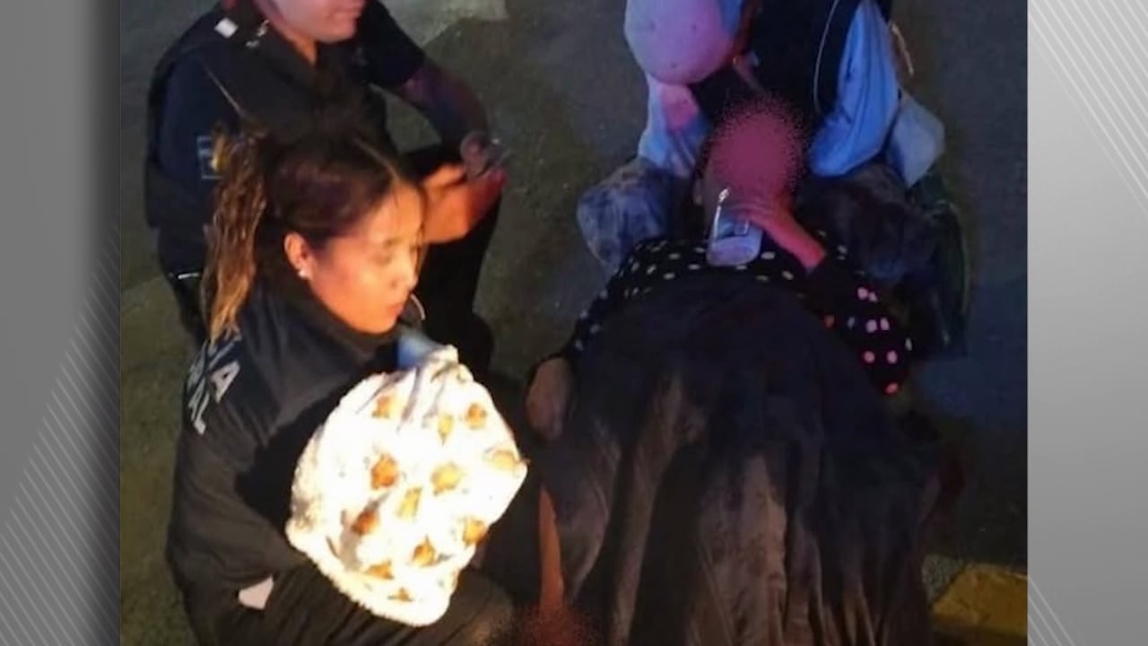 Joven da a luz en plena vía pública de Gómez Palacio con ayuda de policías
