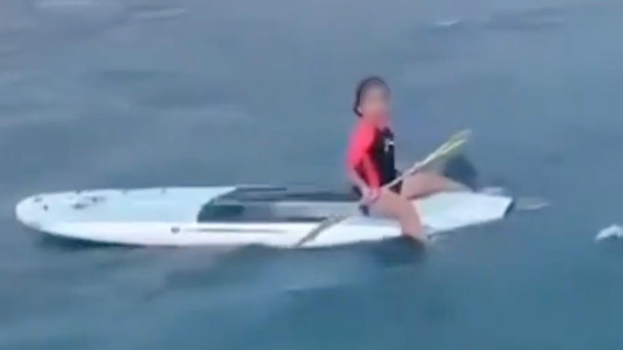 Pescadores rescatan a niña que se encontraba sola en medio del mar | VIDEO 