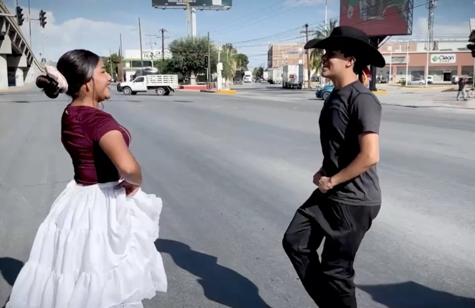 Grupo de danza BF Yohualli de Torreón baila bajo el sol para costear sus vestuarios