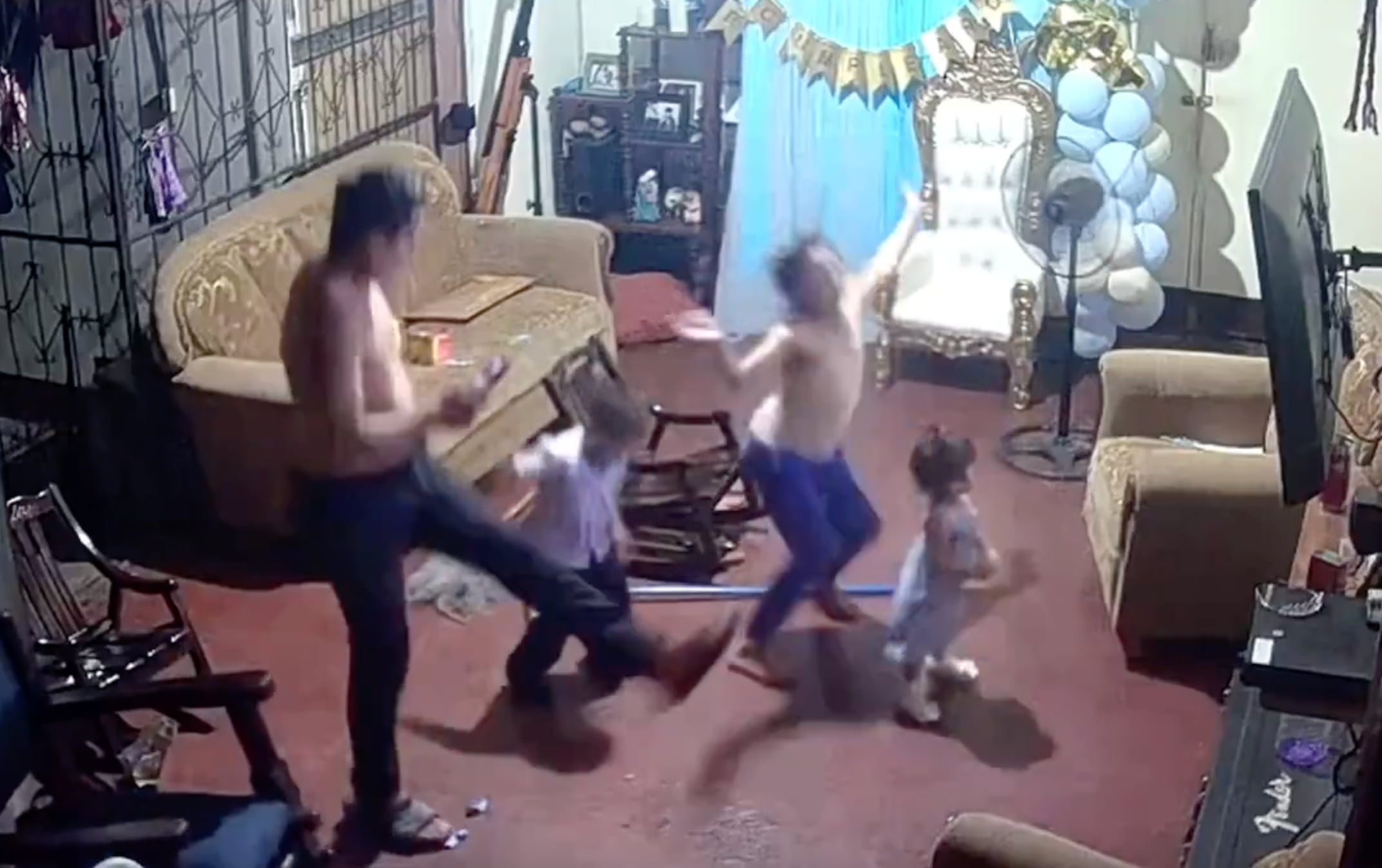 VIDEO | Papá baila con sus hijos y escena se vuelve viral 
