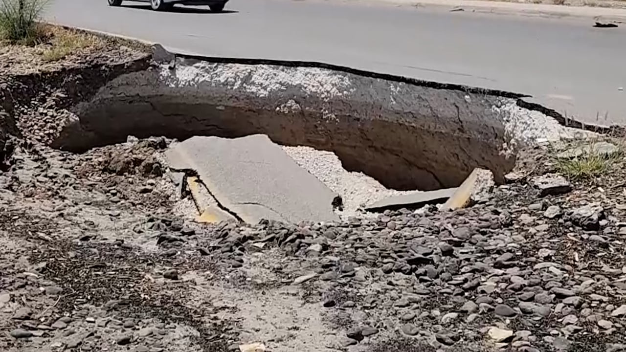 Vecinos alertan por la formación de enormes socavones en el bulevar La Libertad de Torreón