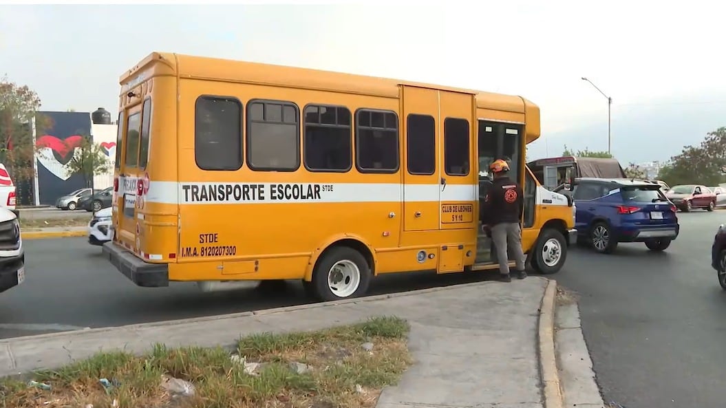 Niña de 10 años queda lesionada tras caer de transporte escolar en movimiento