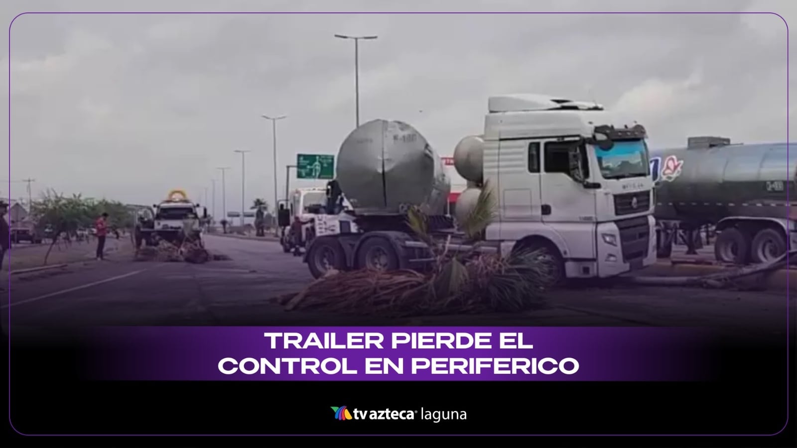 Tráiler pierde el control y se impacta en el camellón del Periférico