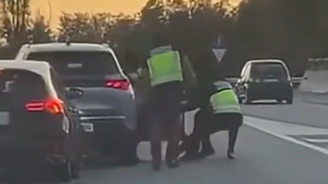 ¡Secuestro de película! Falsos policías raptan a un hombre en plena autopista | VIDEO