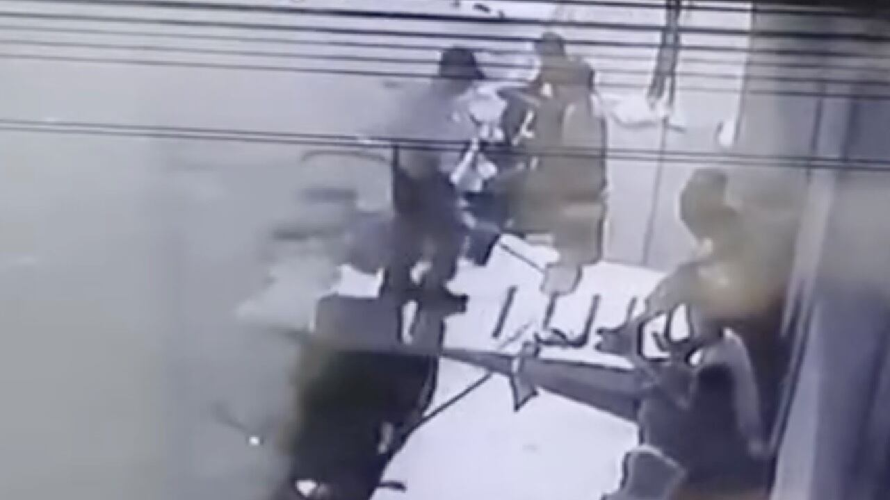Apuñalan en el cuello a vendedor ambulante de edad avanzada para robarle su bolso | VIDEO