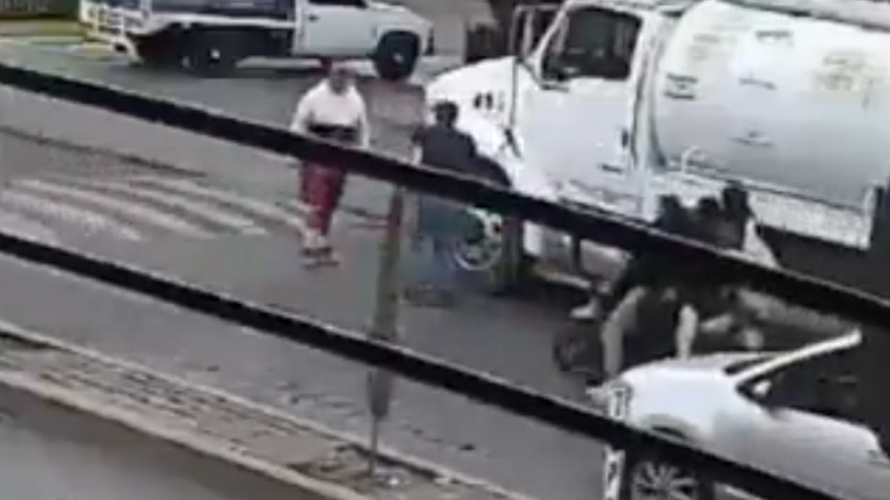 VIDEO: Conductor de pipa golpea brutalmente a chofer de plataforma y le perfora el cráneo durante una riña