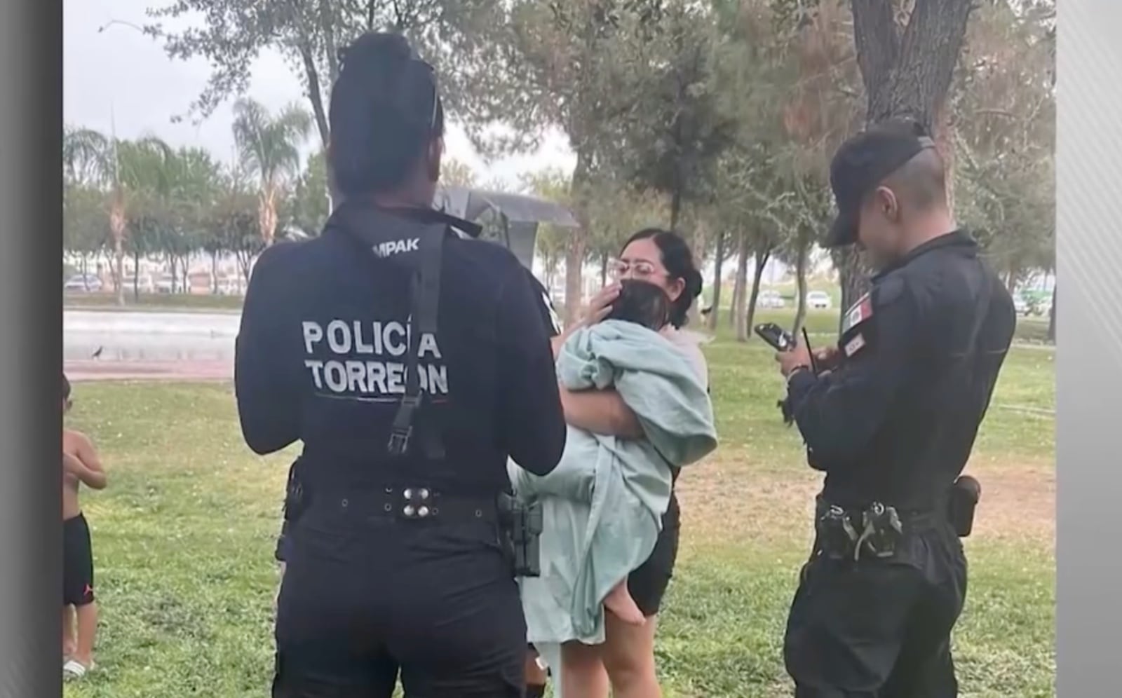 Niña de tres años y su padre caen al lago del Bosque Urbano en Torreón