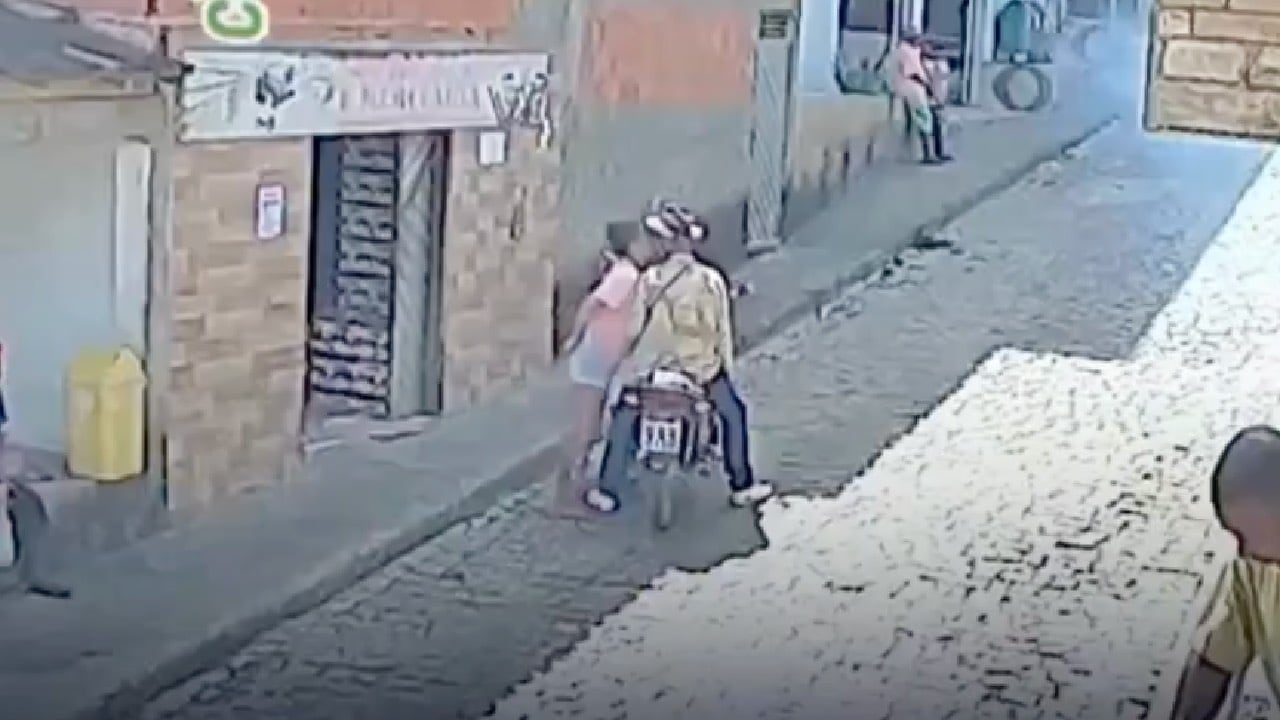 ¡El beso de la muerte! Mujer se despide de beso de hombre y luego lo apuñala | VIDEO