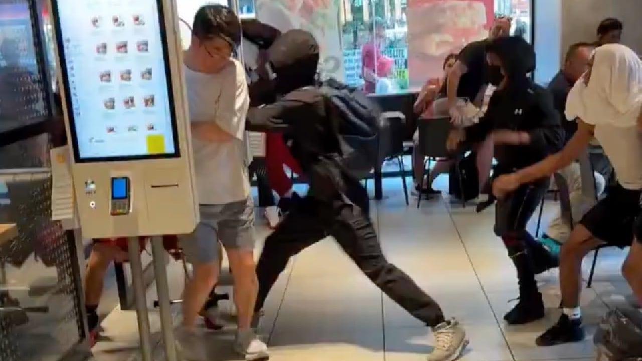 Adolescentes causan disturbios en comercios por nuevo trend en redes | VIDEO
