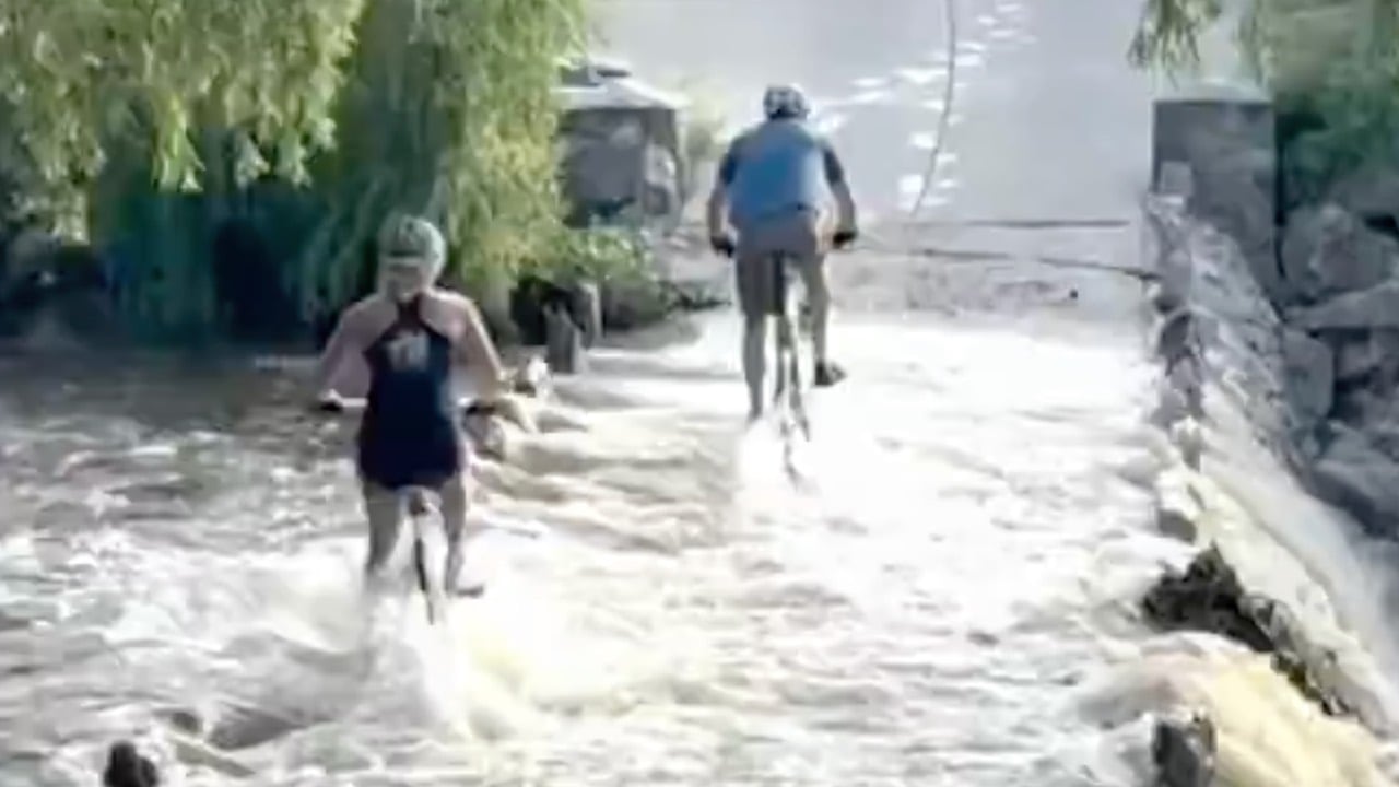 Ciclista es succionada por un túnel debido a la corriente de agua | VIDEO