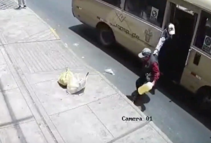 muere atropellado por autobús tras caer de banqueta.jpeg