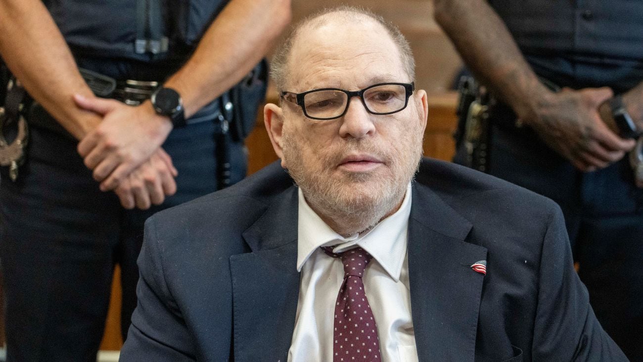 Harvey Weinstein recibe condena de 15 años de prisión.