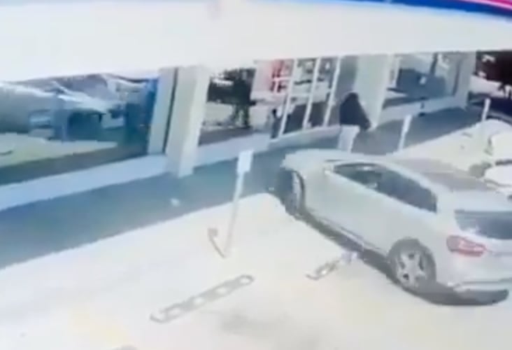Camioneta termina dentro de una farmacia tras confusión de pedales de conductor de 93 años | VIDEO