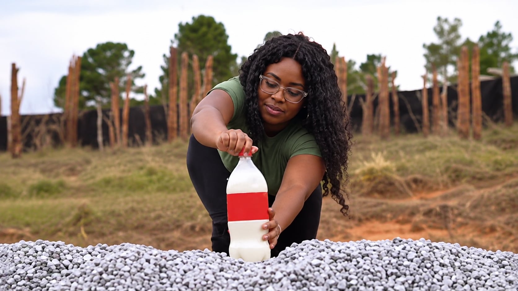 Mujer resulta con graves lesiones al explotar botella por mezclar cloro con refresco | VIDEO