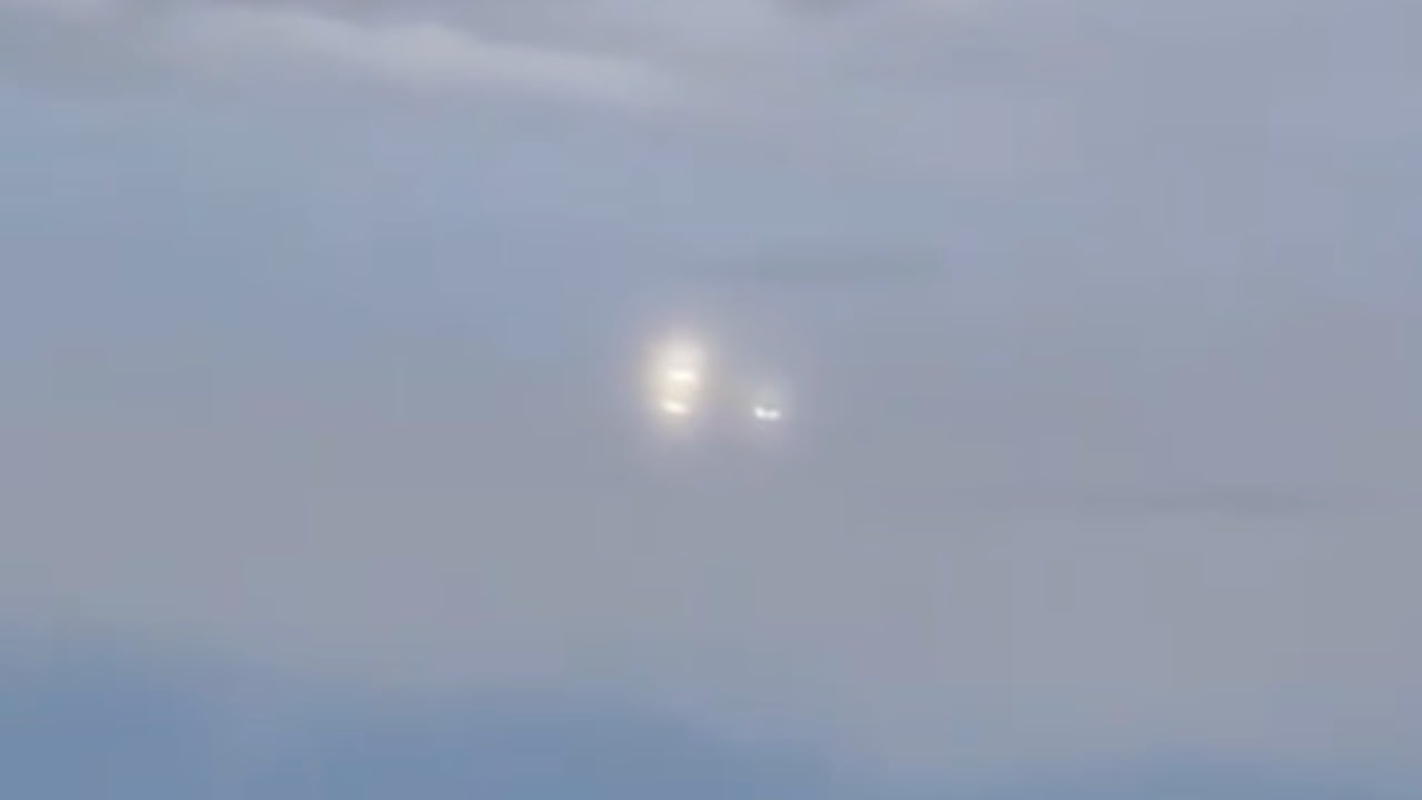 ¿Qué son? Captan misteriosos objetos sobrevolando el desierto | VIDEO