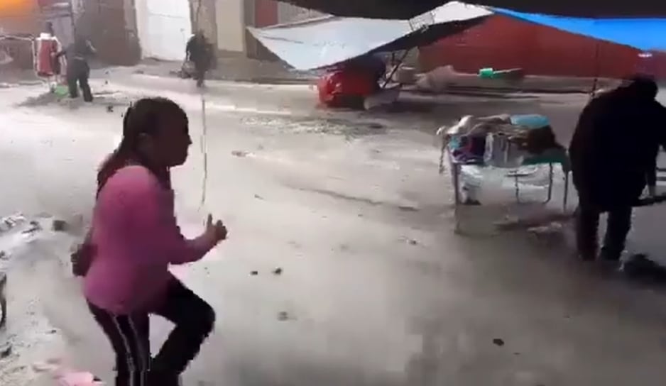 VIDEO: Tormenta y granizo provocan inundación y arrastran puestos de mercado en Puebla