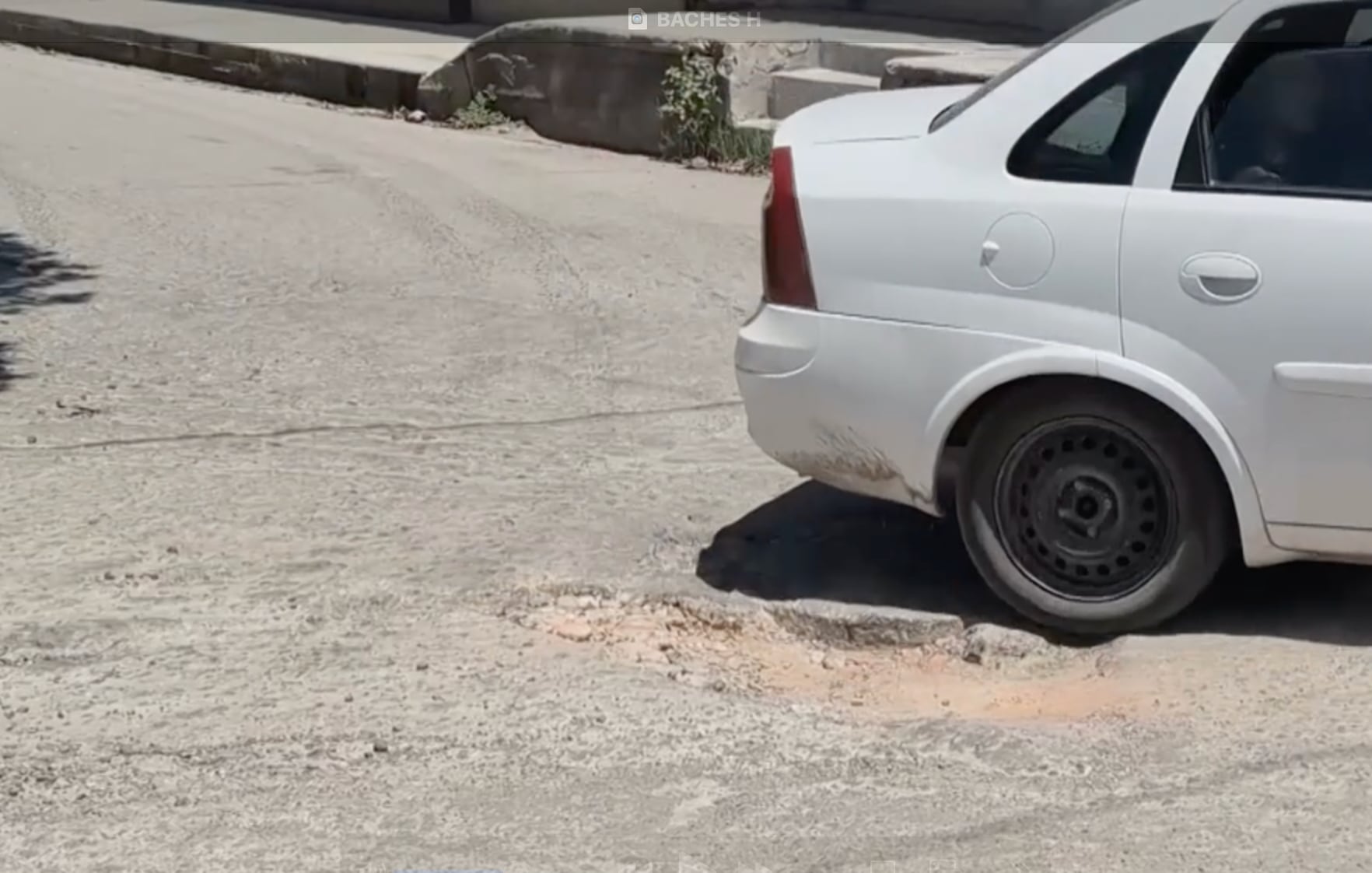 Baches convierten las calles de colonia El Edén, en Lerdo, en un riesgo constante