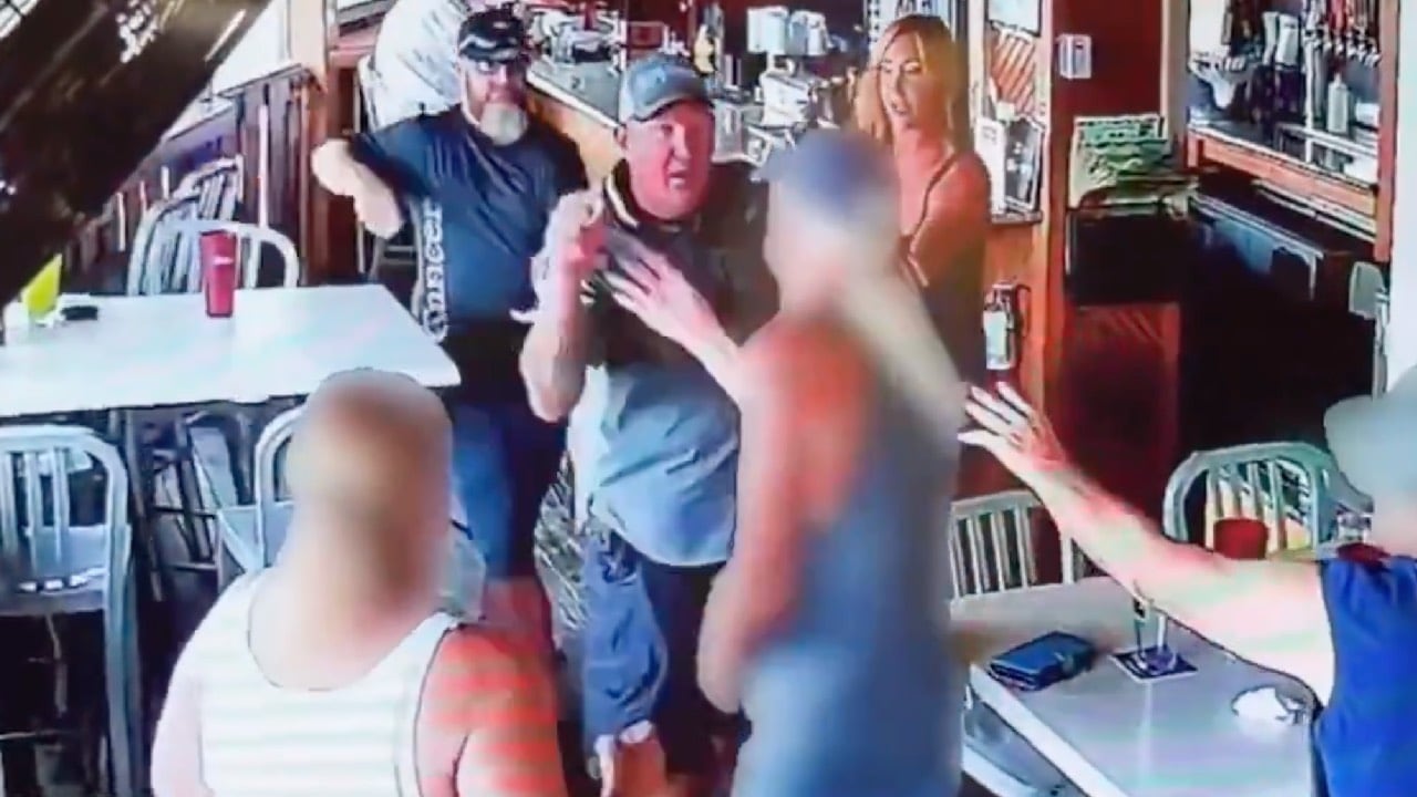 ¡Inconcebible! Sargento ebrio ataca a pareja de abuelos en un restaurante | VIDEO
