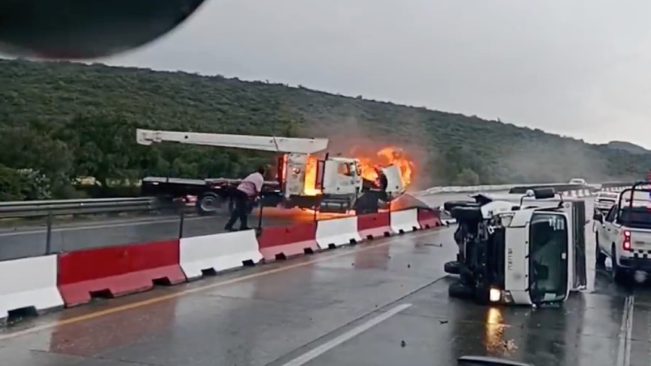 Grúa choca, se incendia y provoca carambola masiva | VIDEO