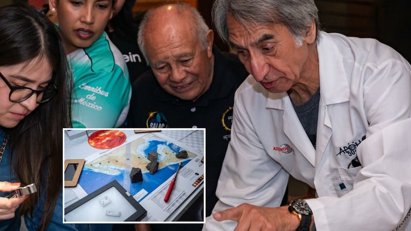 Sergio Guanaco, reconocido especialista en meteorítica de la Universidad Autónoma de Guadalajara, muestra exposición de rocas lunares y meteoritos.