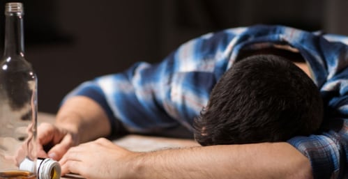 ¡Intoxicación masiva! Al menos 48 personas mueren tras consumir alcohol contaminado con metanol