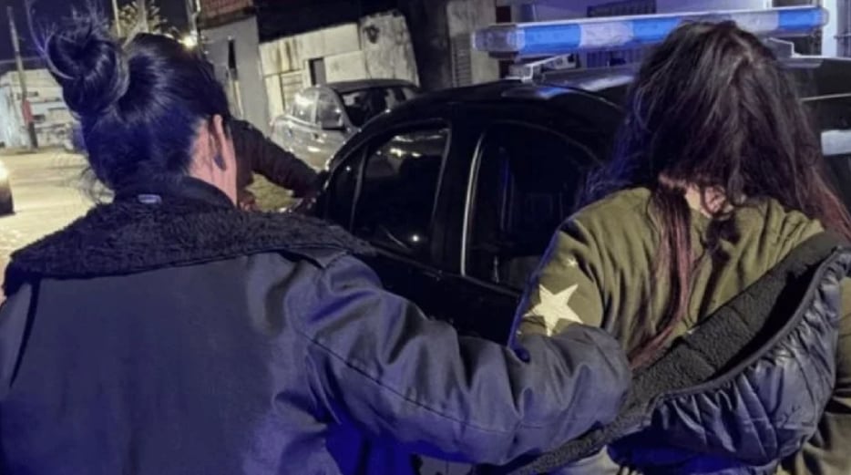 ¡Lo apuñaló por ver Instagram! Mujer sale de un ropero y ataca con cuchillos tras espiarlo