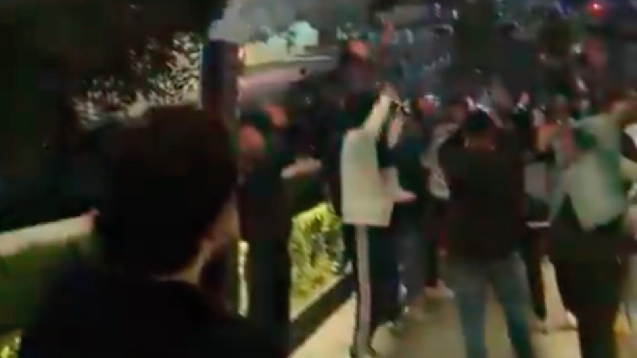 El ruido de aficionados frente a hotel en Ciudad de México