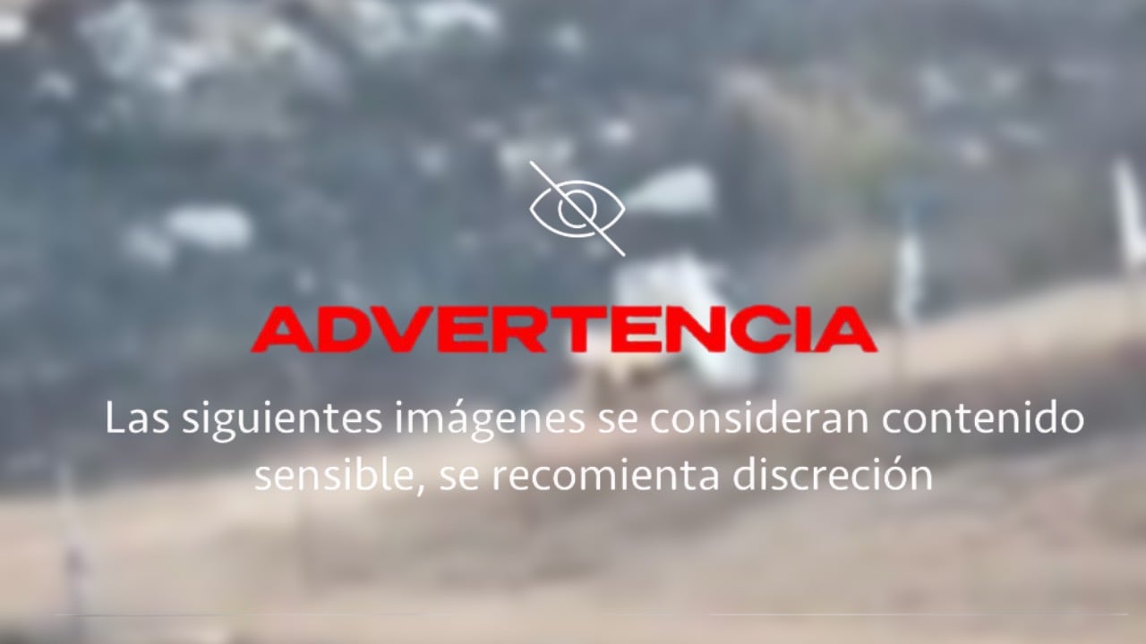 Sujeto captura a un burro y lo ata a su tractor para arrastrarlo | VIDEO