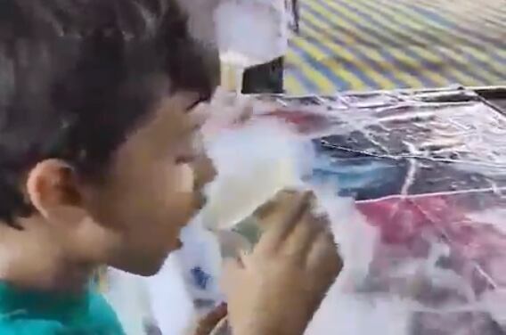 VIDEO | Niño come galletas con nitrógeno líquido en feria y termina hospitalizado 