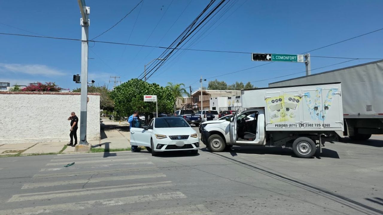 Camión repartidor provoca accidente en Torreón; bebé de una semana resulta lesionada