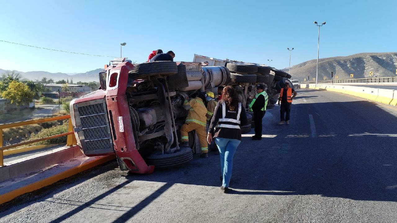 Volcadura-de-tráiler-en-Lerdo-hoy-19-de-marzo-del-2025.jpg