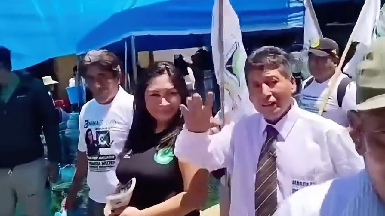 Momento exacto en que atacan a tiros a candidata en plena transmisión en VIVO