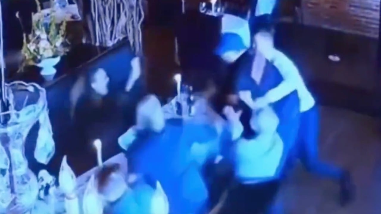 Mesero derriba a sujeto armado que intentó atacar a su ex | VIDEO