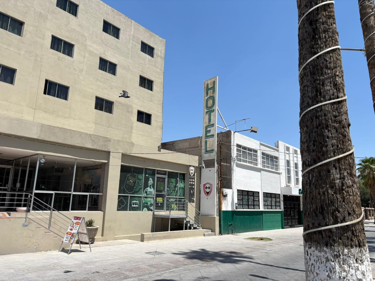 IMÁGENES: Joven de 22 años muere al caer desde el segundo piso de un hotel en el Centro de Torreón