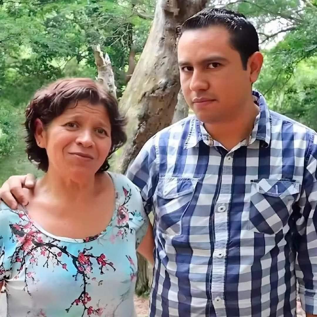 Leticia Gómez, mejor conocida como Doña Lety junto a Jaime 'L'