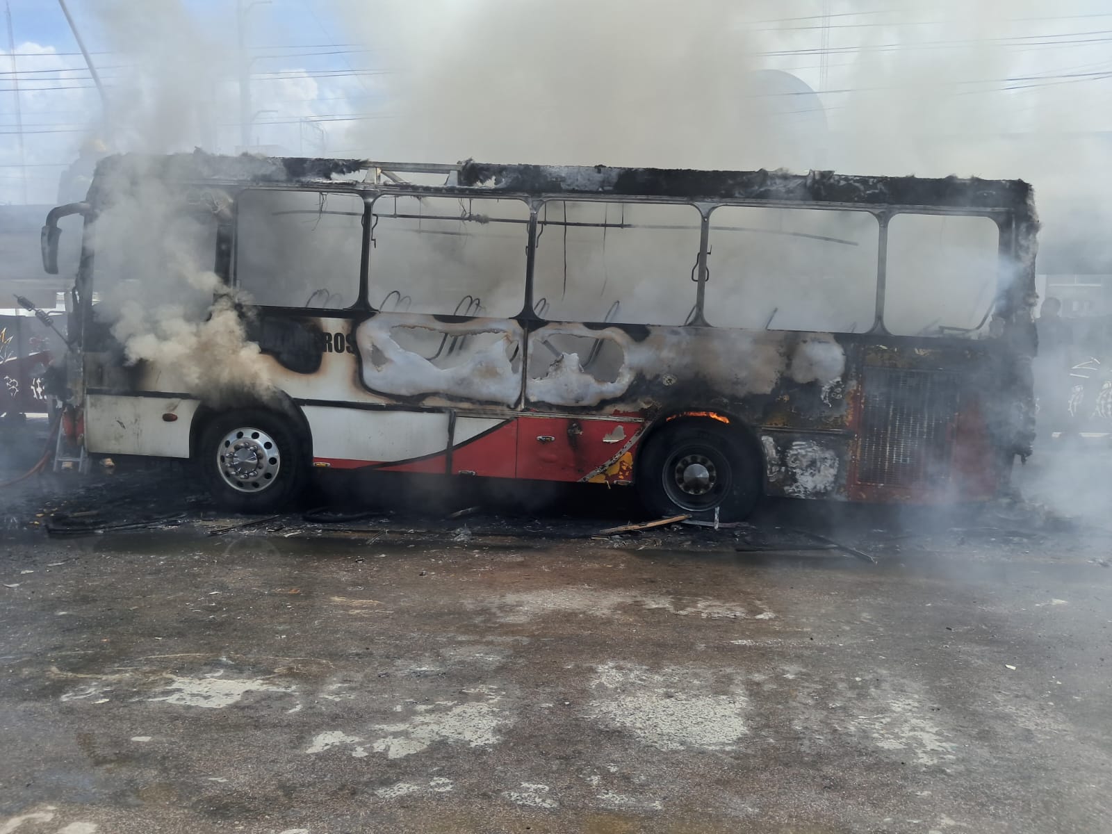 Se incendia camión Torreón-Matamoros en Revolución y Francisco Sarabia.jpeg