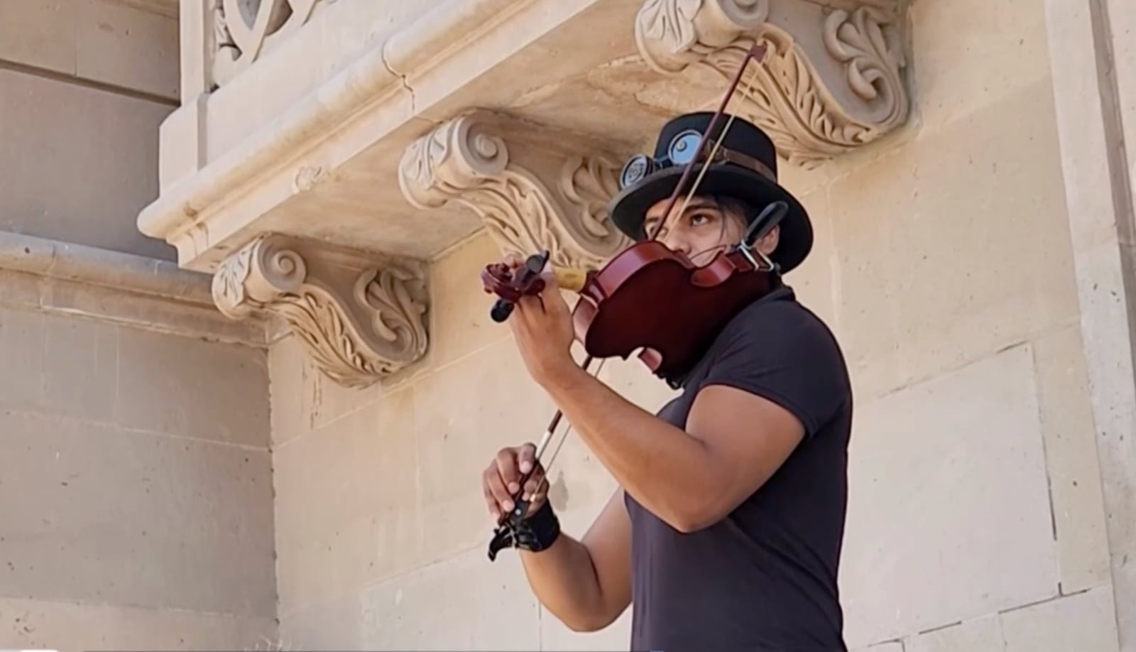 Joel armoniza con su violín las calles del Centro Histórico de Torreón.jpeg